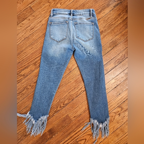 NWOT Kancan Womens Distressed Frayed Capris Size 5/26 Lightwash Kancan Jeans - Picture 3 of 6